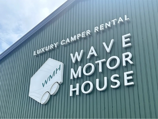 岡山県の大型ターポリン幕印刷ならお任せ! | とまとの幕屋さん WAVE MOTOR HOUSE店舗装飾